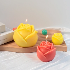 Handgemaakte 3D rozengeurkaarsen in diverse kleuren op een houten dienblad met zijden doek