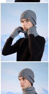 Détail ensemble tricot hiver : bonnet gris, écharpe et gants avec écusson cuir montagne