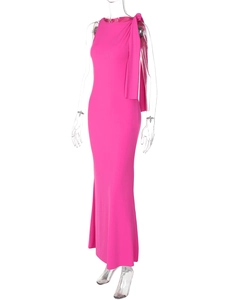 Detail of the slim-fit sleeveless magenta dress with a sleek shoulder streamer design