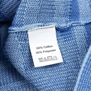 Détail de l'étiquette indiquant 65% coton et 35% polyester pour la robe en tricot