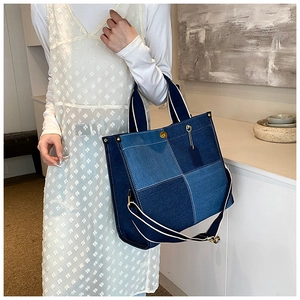 Détail du sac cabas en patchwork de denim avec bouton en métal et anses blanches