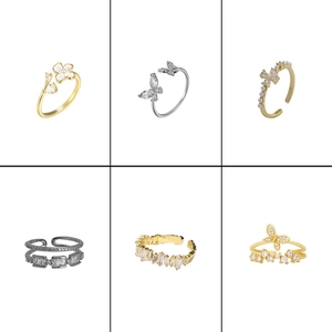 Collection de six bagues élégantes avec zircon, perles et motifs de papillons