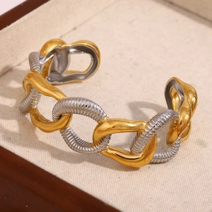Gros plan d'un bracelet gourmette aux finitions mélangées d'or 18 carats et d'argent