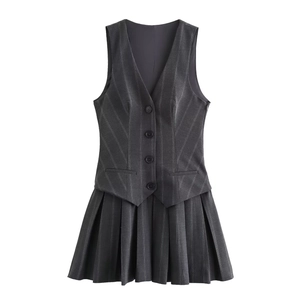 Completo due pezzi da donna grigio scuro a righe con gilet e gonna a pieghe
