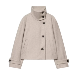 Veste en laine couleur avoine avec col cheminée et fermeture asymétrique