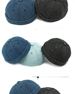 Dettaglio di cappelli docker in denim regolabili in blu scuro, azzurro e nero