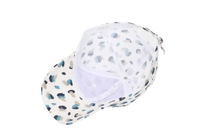Detail of the white baseball cap with leopard print and 100% polyester wash label