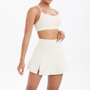 Détail de l'ensemble jupe de tennis à fente latérale et crop top sport crème