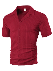 Gros plan sur la texture côtelée verticale et le col polo de cette chemise rouge vif