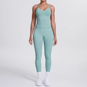 Detail von minzgrünem Halter-Yoga-Top mit V-Ausschnitt und hoher Leggings-Set