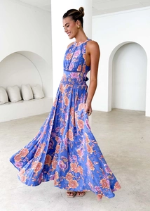 Λεπτομέρεια boho μάξι φόρεμα με δέσιμο στο λαιμό, μπλε φλοράλ σχέδιο και ψηλή μέση