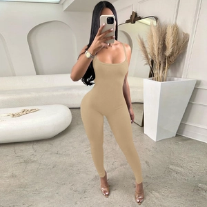 Selfie miroir montrant une combinaison en maille côtelée kaki avec fines bretelles et coupe ajustée