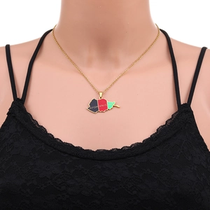 Gros plan détaillé du pendentif carte de l'Afghanistan doré avec émail sur un mannequin