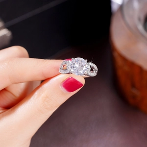 Détail d'une bague en zircon avec motif cœur ajouré et sertissage à quatre griffes