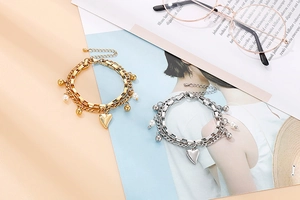 Vue détaillée de bracelets double couche en acier inoxydable avec cœurs et perles