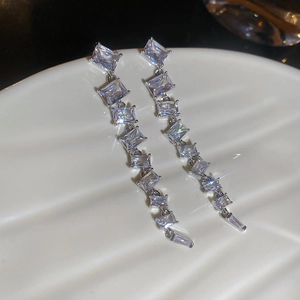 Macro di orecchini a nappa in argento con zirconi rettangolari a cascata lucidi