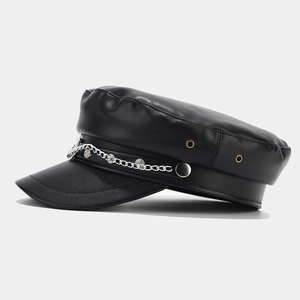 Cappello militare classico in pelle nera con decorazione a catena in metallo per adulti