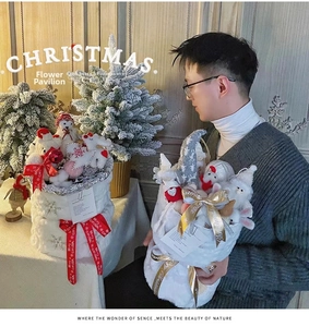 Détail de bouquet de Noël avec poupées bonhomme de neige et rubans Merry Christmas