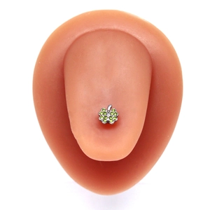Vue rapprochée d'un piercing de langue trèfle à quatre feuilles avec cristaux verts