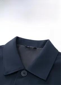 Detailansicht des Kragens einer dunkelblauen Business-Jacke mit Knopf und XXL-Label