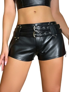 Dettaglio degli shorts neri in pelle PU con doppia cintura e fibbie metalliche