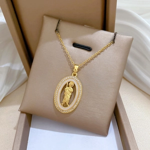 Gros plan détaillé du collier en acier titane doré avec camée en coquille et cristaux