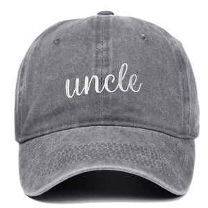 Detailansicht der Uncle-Stickerei auf einer dunkelgrauen Vintage-Wasch-Baseballkappe