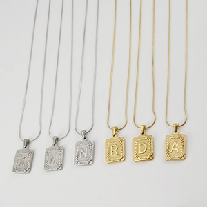 Set di sei collane a maglia serpente oro e argento con ciondoli a lettera incisi