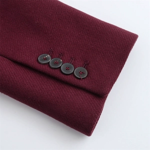 Dettaglio cappotto bordeaux con texture del tessuto in lana e quattro bottoni neri sulle maniche