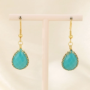 Vue détaillée des boucles d'oreilles turquoise en goutte avec bords dorés filigranés