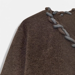 Pull en maille marron foncé pour femme avec cordon tressé gris à l'encolure