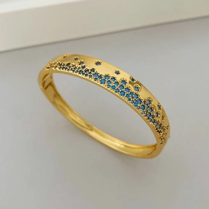Détail d'un jonc doré orné de zircons bleus micro-pave en motif ciel étoilé