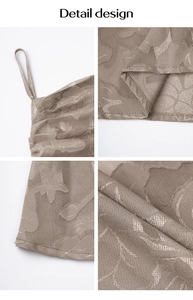 Détail du tissu jacquard floral taupe et du design plissé élégant pour cette robe chic