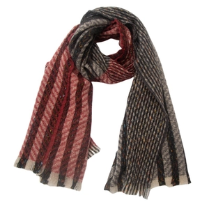 Détail d'une écharpe à rayures bicolores avec pompons en rouge, gris et beige