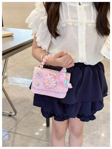 Dettaglio borsa in pizzo rosa con coda di sirena, conchiglie e perle per bimbi