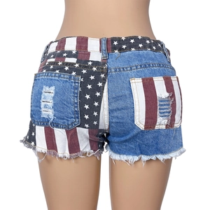 Vista posteriore di pantaloncini di jeans a vita bassa con patchwork bandiera americana