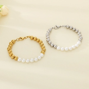 Détail de bracelets en perles et billes dorées 18K ou argentées avec fermoir homard