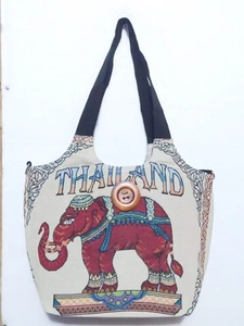 Detail des Holzknopfverschlusses und der Elefantenstickerei auf der Ethno-Stofftasche