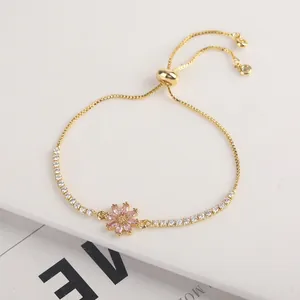 Verstellbares goldenes Sonnenblumen-Armband mit rosa Kristallgänseblümchen und Zirkon