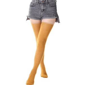 Gros plan de chaussettes hautes jaune moutarde avec texture en maille et bords extensibles