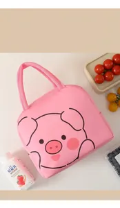 Dettaglio della borsa termica rosa con robusti manici in tessuto e stampa di maialino