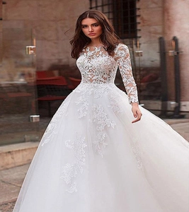 Vue détaillée d'une robe de mariée à manches longues avec broderie florale en dentelle