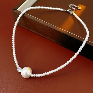Dettaglio della collana di perle vintage con pendente in zircone e chiusura in argento