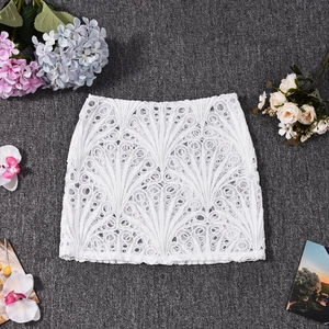Detailansicht eines weißen Häkel-Minirocks aus Spitze mit hohlem Blumenmuster
