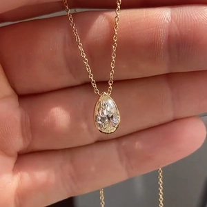 Elegant pear cut teardrop zircon pendant necklace in gold finish for bridal wedding party