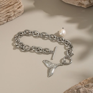 Détail du bracelet argenté avec pendentif queue de poisson, perle et fermoir OT