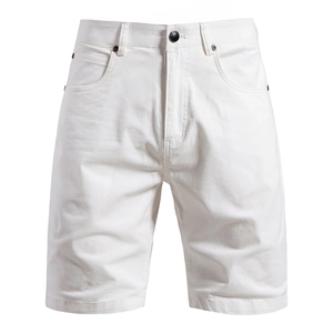 Détail d'un short en coton blanc avec bouton noir contrastant et design à cinq poches