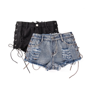 Detail von High-Waist Denim-Shorts mit seitlicher Schnürung und ausgefransten Säumen