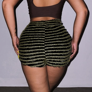Détail d'un short duveteux à rayures vert et noir avec une texture effet plumes