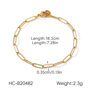 Vue macro détaillée du bracelet chaîne trombone en or 18 carats avec fermoir homard